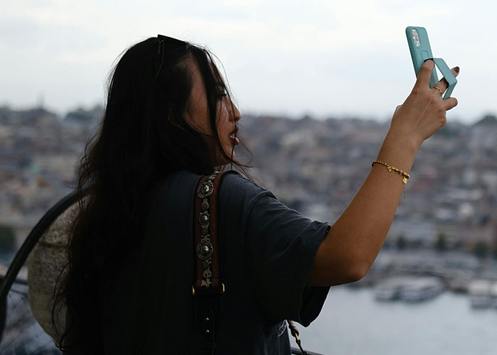 “Taking Cheerful Selfies In Inappropriate Places”: 30 Major Travel Mistakes Tourists Still Make