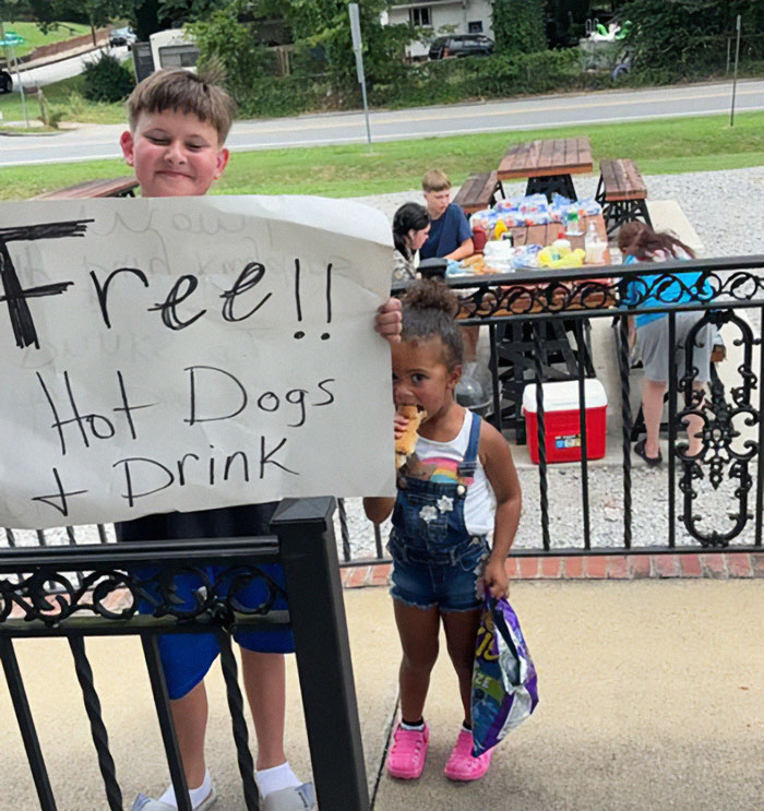 “Please Help Bury My Mama”: 11-Year-Old Boy Stands On Roadside For Two Days To Raise Money