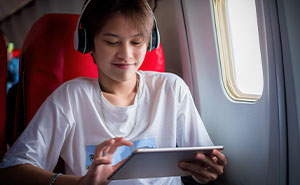 Unprepared Aunt Desperately Asks Teenager To Give Tablet To Her Kids On A Long Flight, He Pettily Refuses