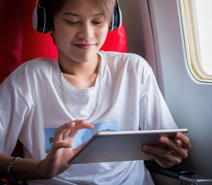 Unprepared Aunt Desperately Asks Teenager To Give Tablet To Her Kids On A Long Flight, He Pettily Refuses