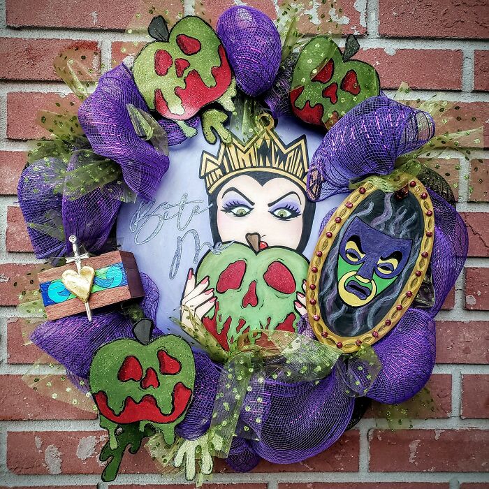 I Made Villains Wreaths With Hand-Painted Poison Apples, Ursula, Maleficent, And The Evil Queen (16 Pics)