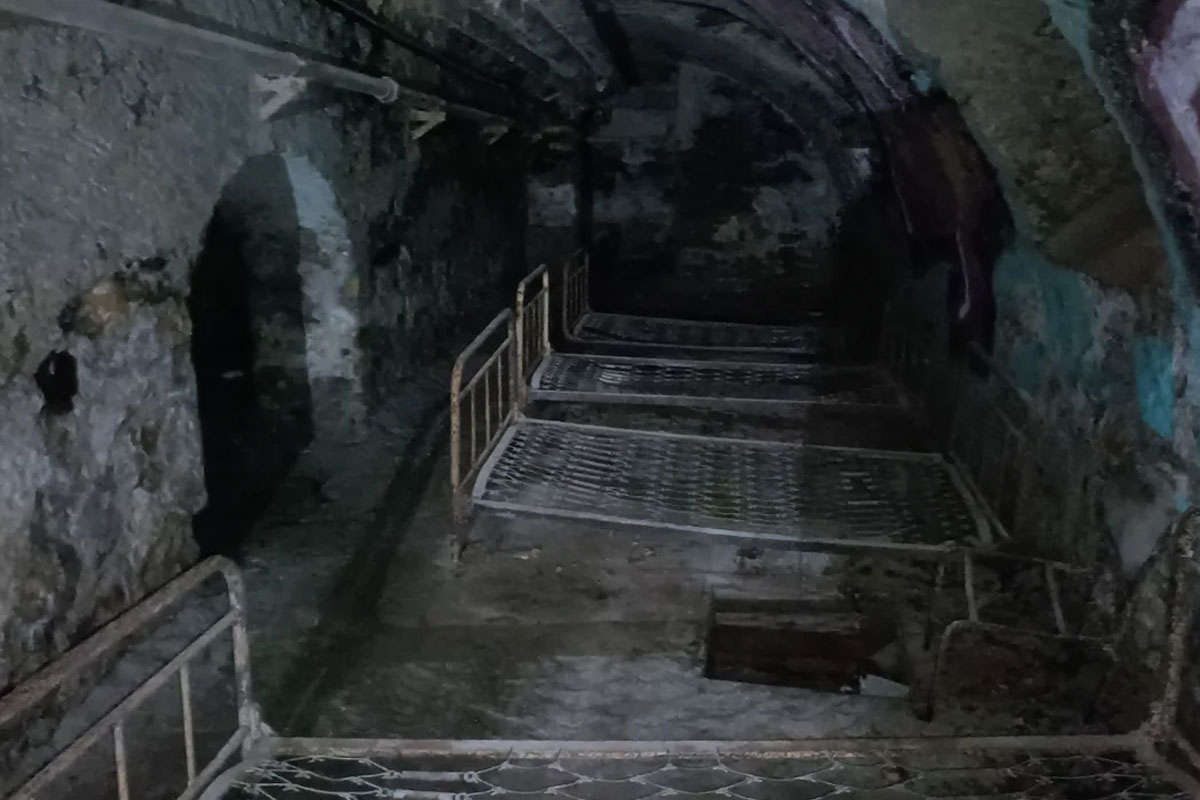 96 Eerie Basements That Look Like They’re Straight Up From A Horror Movie