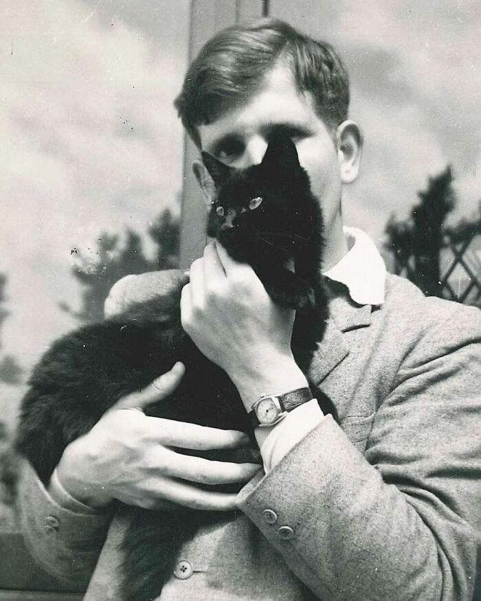 76 Vintage Photos Of Cats Posing With Famous People And Interesting Personalities (New Pics)