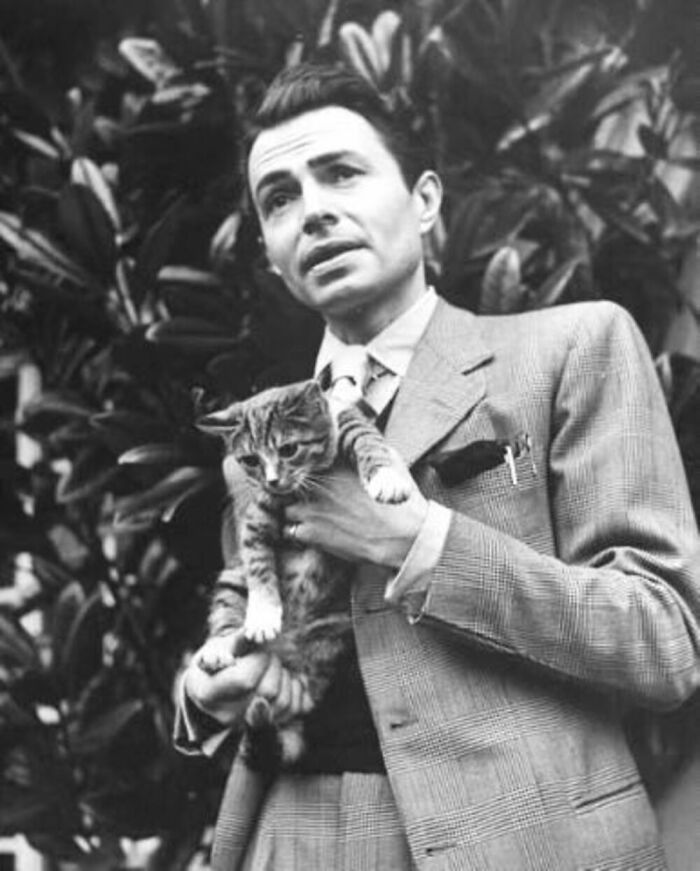 76 Vintage Photos Of Cats Posing With Famous People And Interesting Personalities (New Pics)