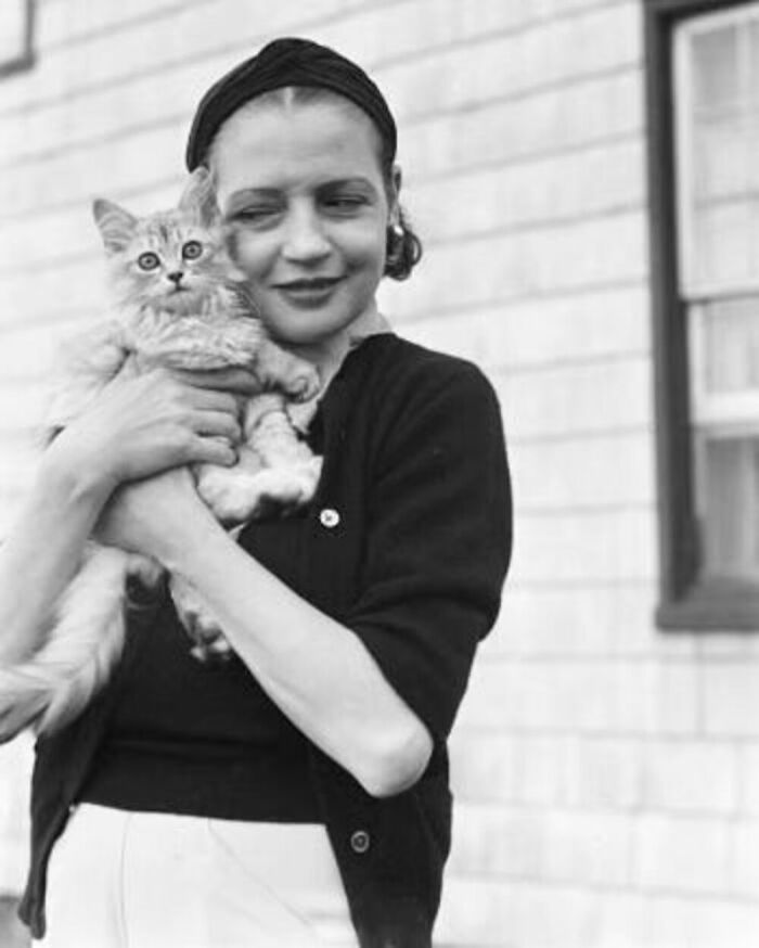 76 Vintage Photos Of Cats Posing With Famous People And Interesting Personalities (New Pics)