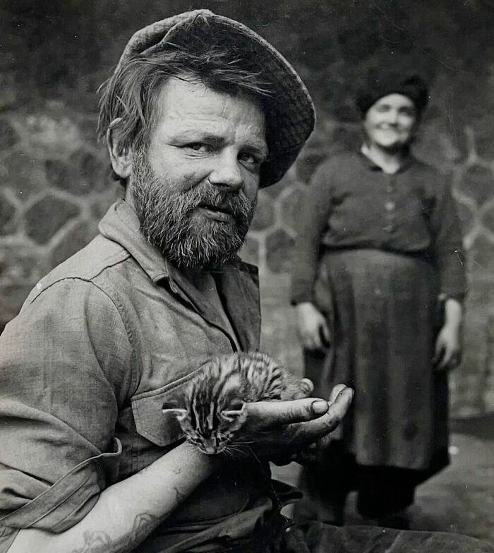 76 Vintage Photos Of Cats Posing With Famous People And Interesting Personalities (New Pics)