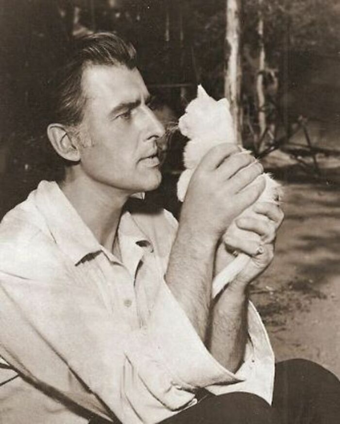 76 Vintage Photos Of Cats Posing With Famous People And Interesting Personalities (New Pics)