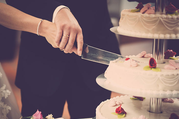 Client Drops “Take It Or Leave It” On Baker After Offering $50 For A Wedding Cake, They Leave