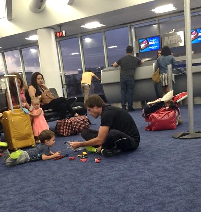 El vuelo a Cancún se ha retrasado 3 horas. Todos están cabreados, menos este hombre que se ha puesto a jugar a los cochecitos con su hijo