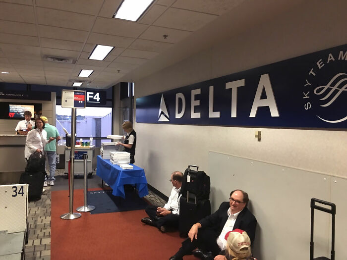 Delta Wins Tonight. Pizza For A Delayed Flight, Minneapolis