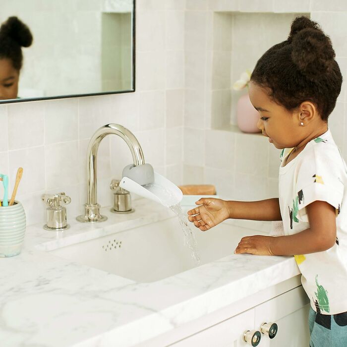 This Munchkin Faucet Extender Is The Little Helper That Will Make Handwashing A Breeze (And A Whole Lot Less Messy) For Your Little One