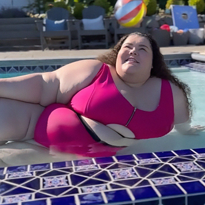 Plus-Size Activist Slams “Non-Inclusive” Pools After Calling Out Airline Staff Who Made Her Walk