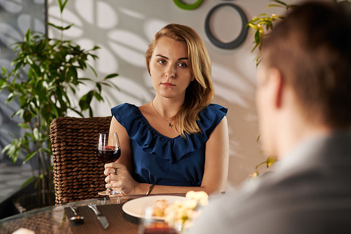 Man Plays Cruel Game With Waiter’s Tip “To Ensure Good Service,” His Date Refuses To Play Along