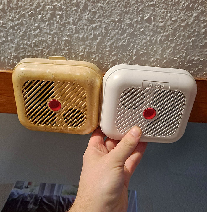 I Recently Moved Houses And Replaced The Smoke Detector. This Is What 20+ Years Of Smoking Does To It