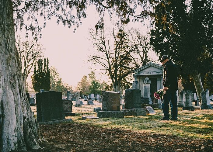 30 Wild Funeral Stories About Inappropriate, Weird Or Funny Things Happening