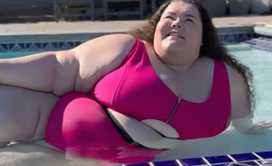 Plus-Size Activist Slams “Non-Inclusive” Pools After Calling Out Airline Staff Who Made Her Walk