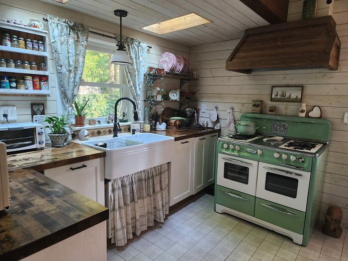 I Found This 1945 Range And Asked My Husband To Build My New Kitchen Around It. It Works! Only One Oven Works - Because It Was Restored