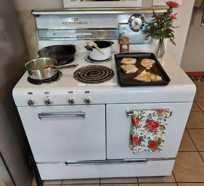 Hot And Dirty, But Unrestored And Works Flawlessly. Dinner Tonight: Chicken, Cheesy Broccoli, Mashed Potatoes And Gravy. (The Potatoes Are In The Warmer Drawer On The Left)