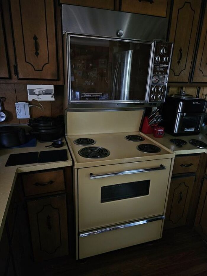 1974 Montgomery Ward Signature Harvest Gold Kitchen Stove. We Still Use It And Everything Works But The Clock