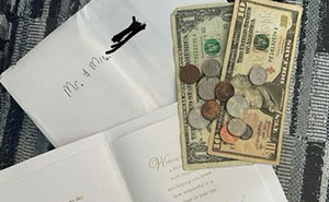 Couple Sneaks Into Random Wedding With 11 Dollar And 54 Cent Gift, Leaving Spouses In Stitches