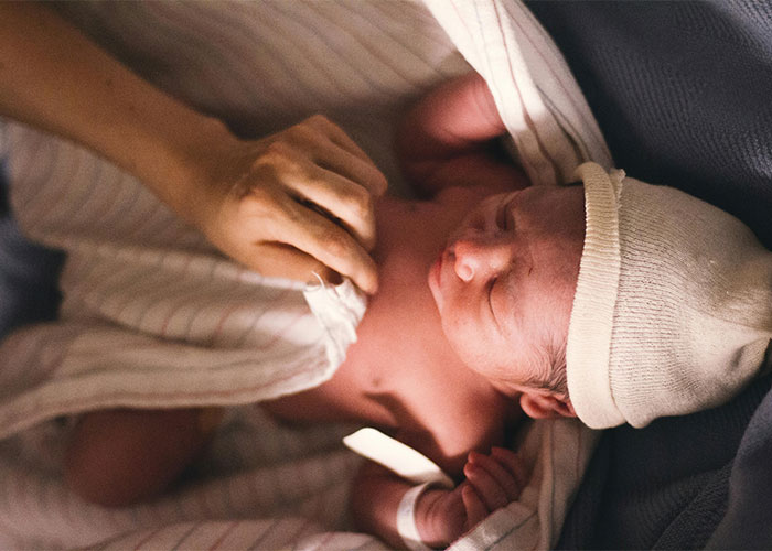 30 Doctors And Nurses Spill The Tea About What Happens When The Baby Looks Like Not The Dad’s