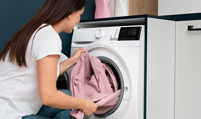 Woman Calls Friend Poor After She Remarks On Laundry Program Being A Waste Of Money, Enrages Her