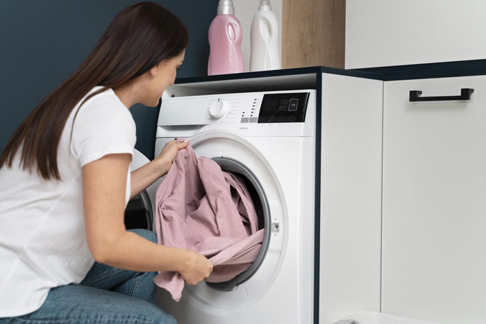 Woman Calls Friend Poor After She Remarks On Laundry Program Being A Waste Of Money, Enrages Her