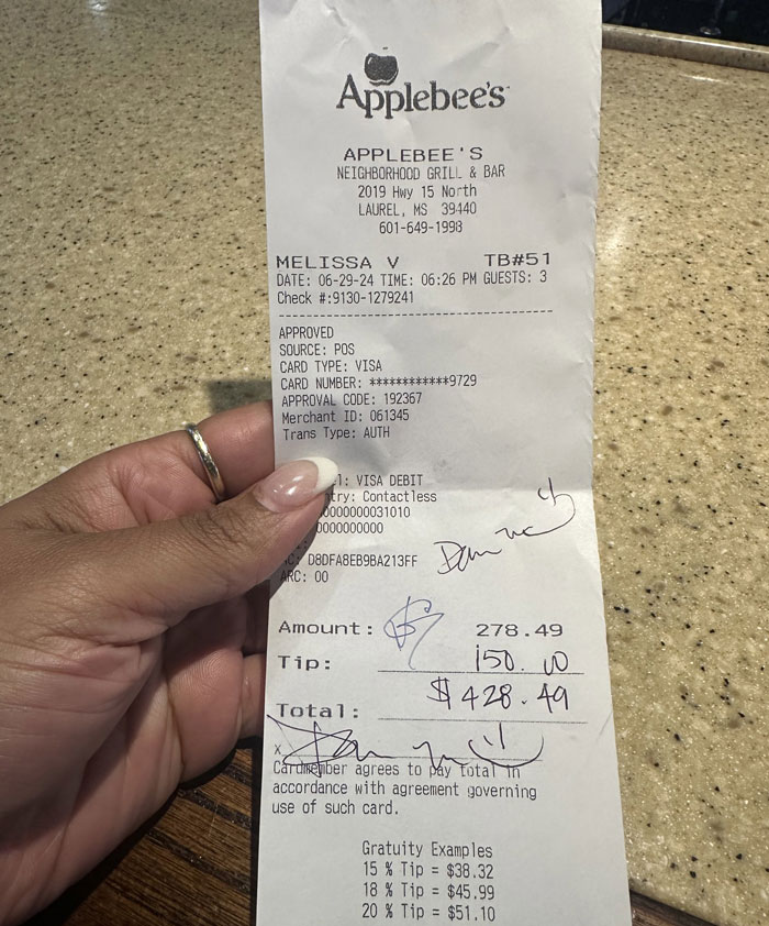 "You Owe Me An Apology": Family In Shock After Manager Fusses About Them Leaving $150 Tip