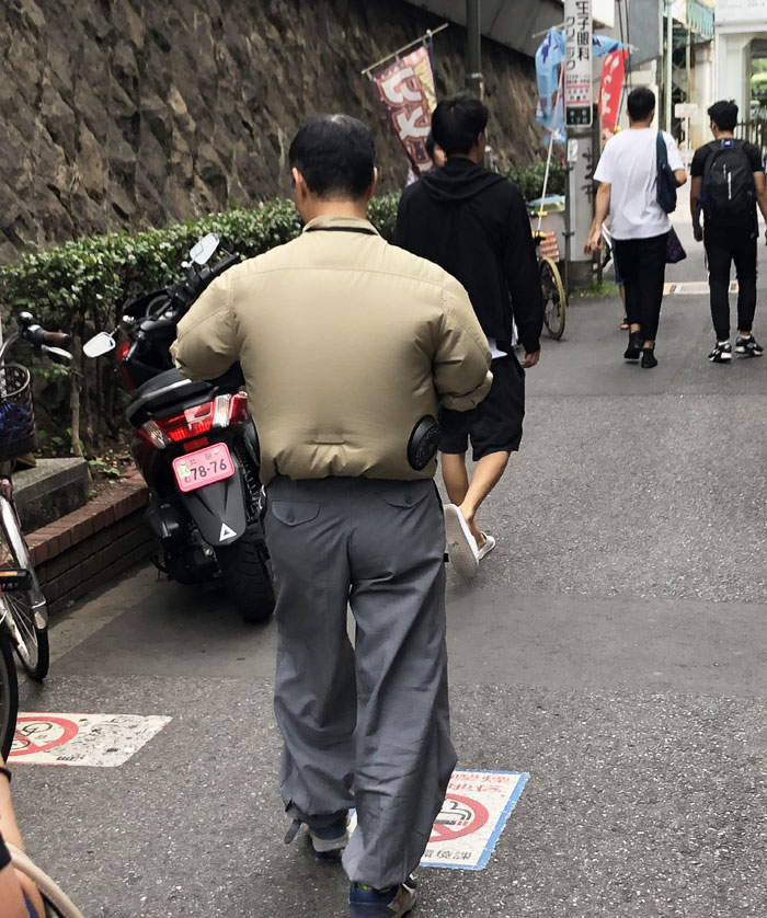 Un tipo con su chaqueta de ventilador a 36 grados en Tokio