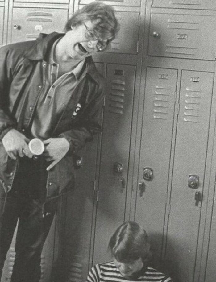 Foto de Jeffrey Dahmer en el instituto con un compañero