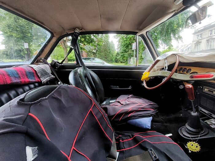 Peeking Inside Strangers' Cars: My New Photography Hobby (23 Pics)