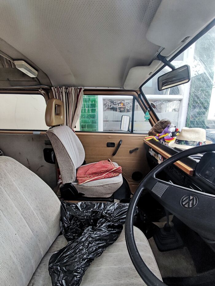 Peeking Inside Strangers' Cars: My New Photography Hobby (23 Pics)