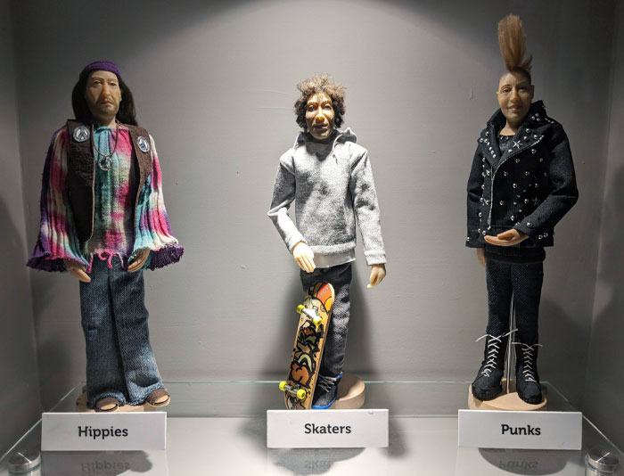 Estas figuras de hippies, skaters y punks están en un museo de historia de Ecuador