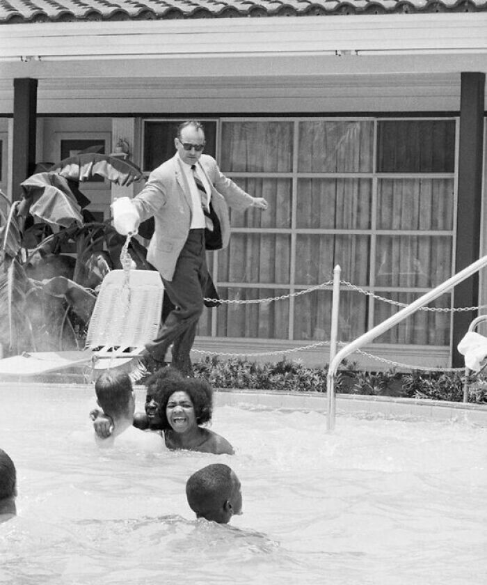 El gerente del motel James Brock vierte ácido muriático en la piscina del Monson Motor Lodge para desalojar a los bañistas negros, 1964