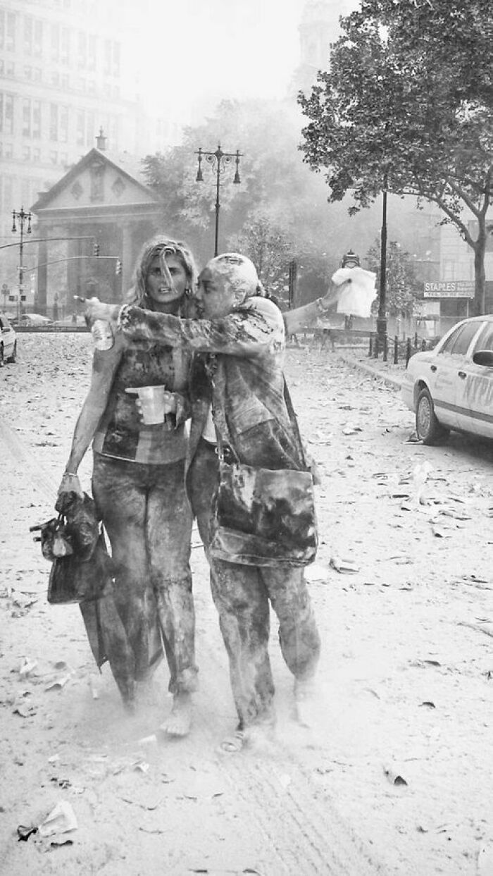 Supervivientes de la planta 87 del World Trade Center (Torre Norte) deambulando entre el polvo tras el derrumbe de la Torre Sur - Nueva York, 11 de septiembre de 2001