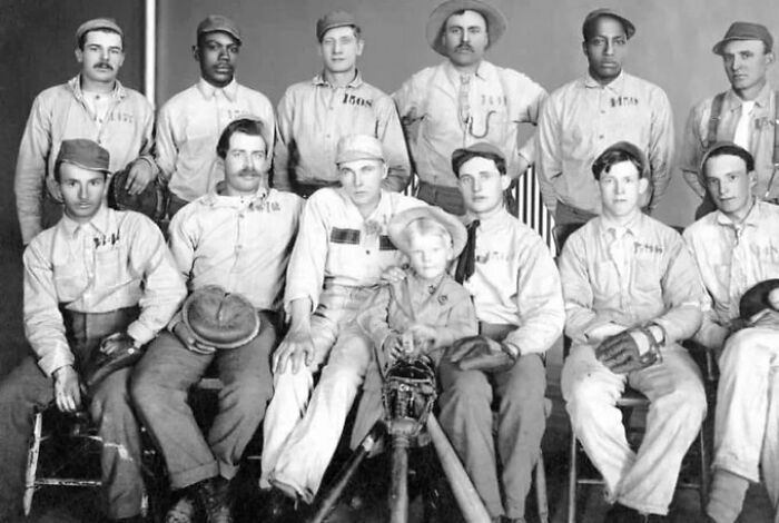 Un equipo de béisbol de presos cuyas ejecuciones se retrasaron sólo mientras siguieron ganando, aprox. 1910