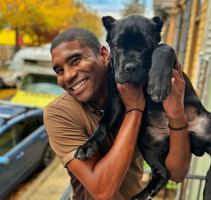 UPS Guy Takes Selfies With All The Neighborhood Dogs While Delivering Parcels (28 New Pics)