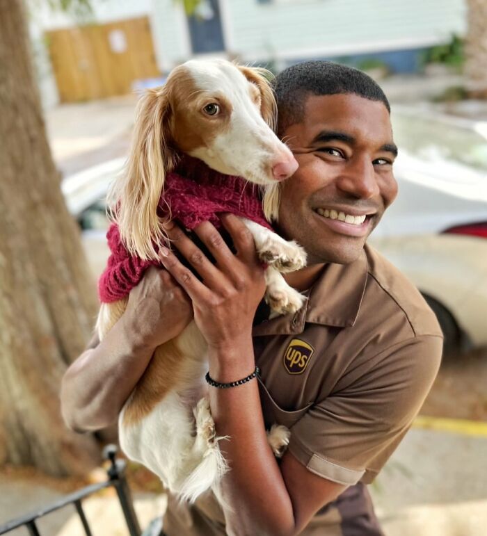 UPS Guy Takes Selfies With All The Neighborhood Dogs While Delivering Parcels (28 New Pics)