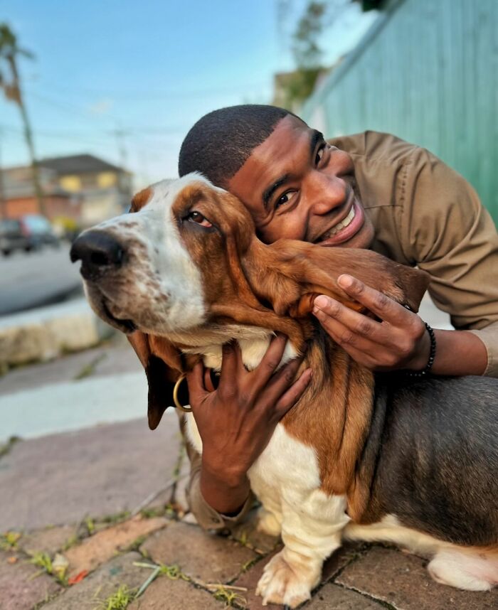 UPS Guy Takes Selfies With All The Neighborhood Dogs While Delivering Parcels (28 New Pics)