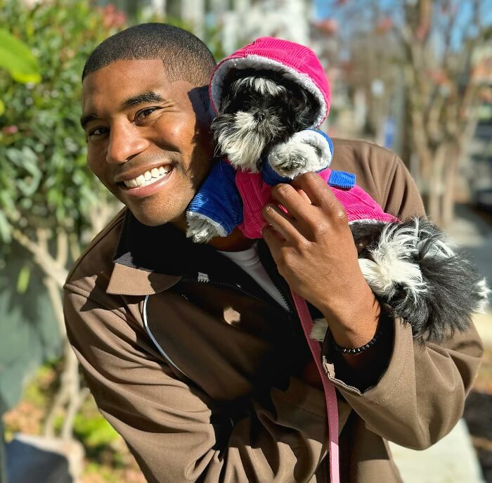 UPS Guy Takes Selfies With All The Neighborhood Dogs While Delivering Parcels (28 New Pics)