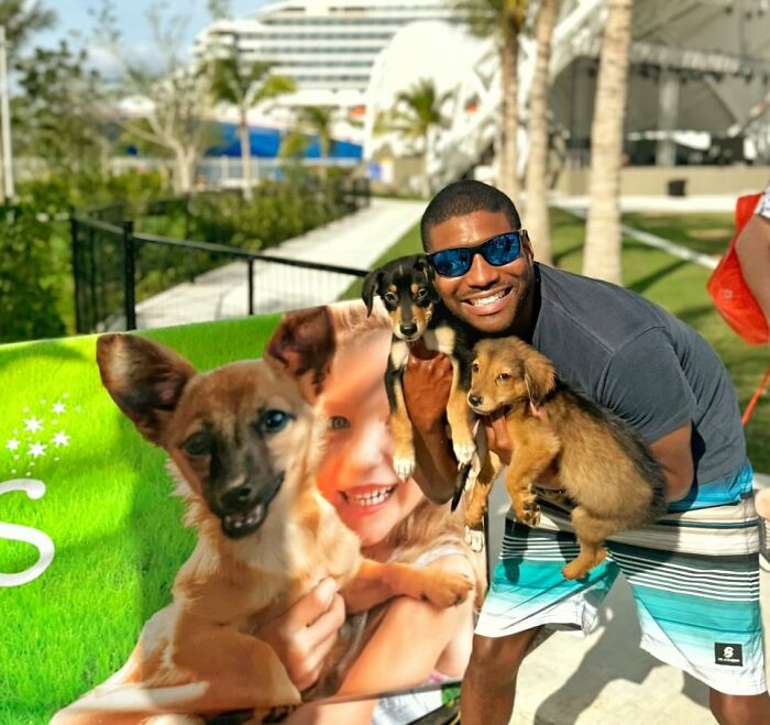 UPS Guy Takes Selfies With All The Neighborhood Dogs While Delivering Parcels (28 New Pics)