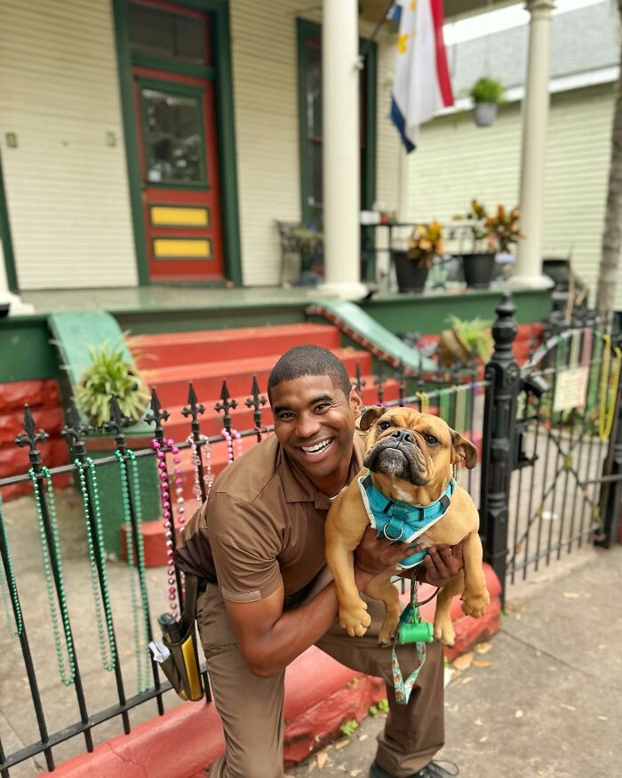 UPS Guy Takes Selfies With All The Neighborhood Dogs While Delivering Parcels (28 New Pics)