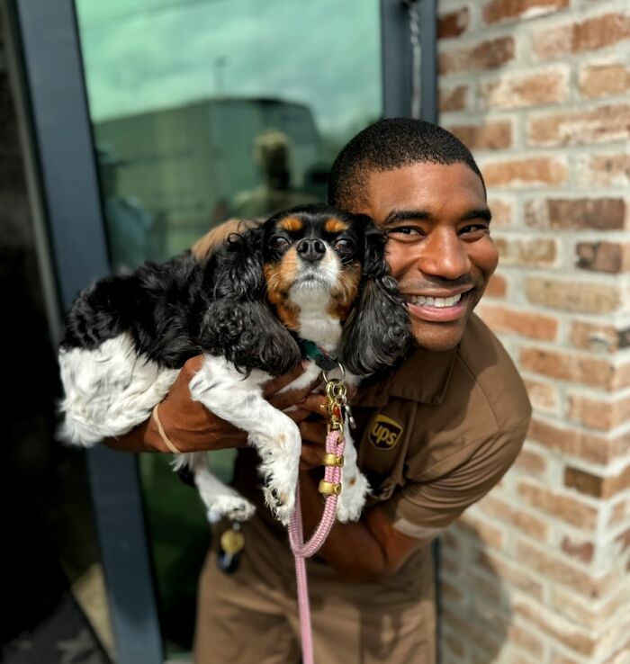 UPS Guy Takes Selfies With All The Neighborhood Dogs While Delivering Parcels (28 New Pics)