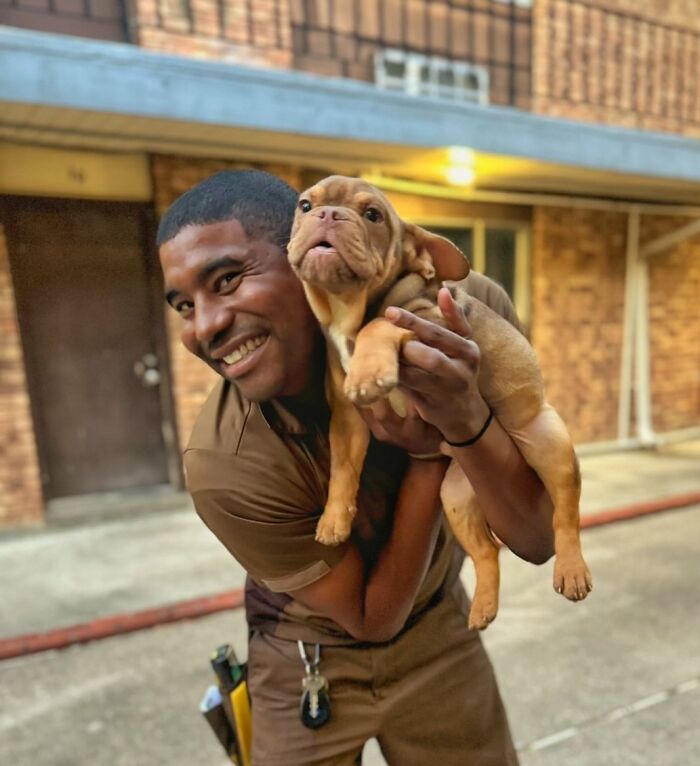 UPS Guy Takes Selfies With All The Neighborhood Dogs While Delivering Parcels (28 New Pics)