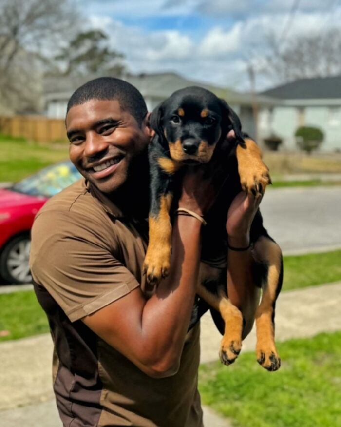 UPS Guy Takes Selfies With All The Neighborhood Dogs While Delivering Parcels (28 New Pics)