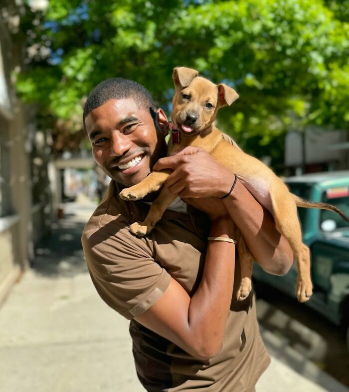 UPS Guy Takes Selfies With All The Neighborhood Dogs While Delivering Parcels (28 New Pics)