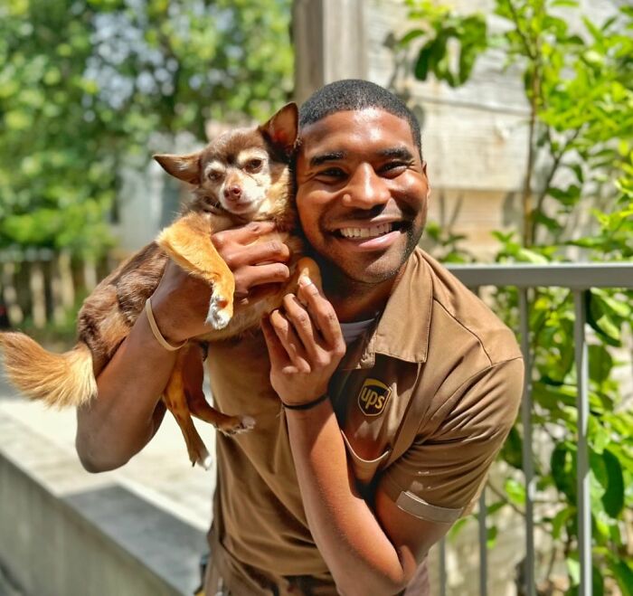 UPS Guy Takes Selfies With All The Neighborhood Dogs While Delivering Parcels (28 New Pics)