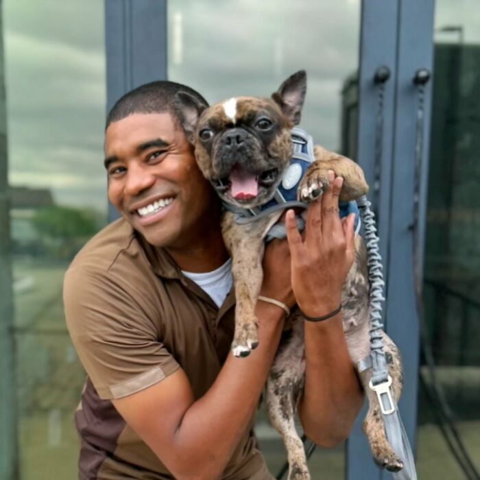 UPS Guy Takes Selfies With All The Neighborhood Dogs While Delivering Parcels (28 New Pics)