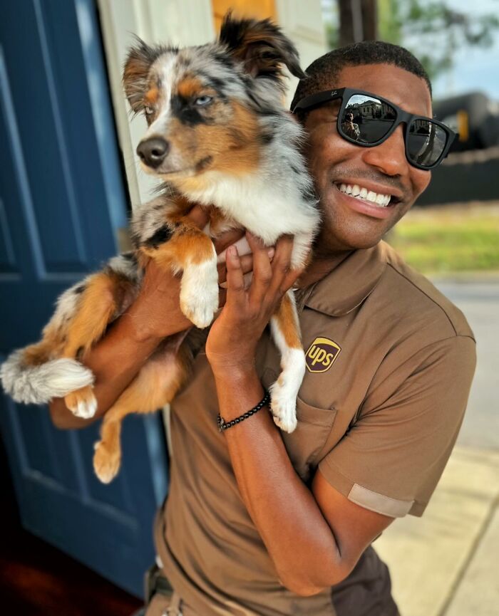 UPS Guy Takes Selfies With All The Neighborhood Dogs While Delivering Parcels (28 New Pics)