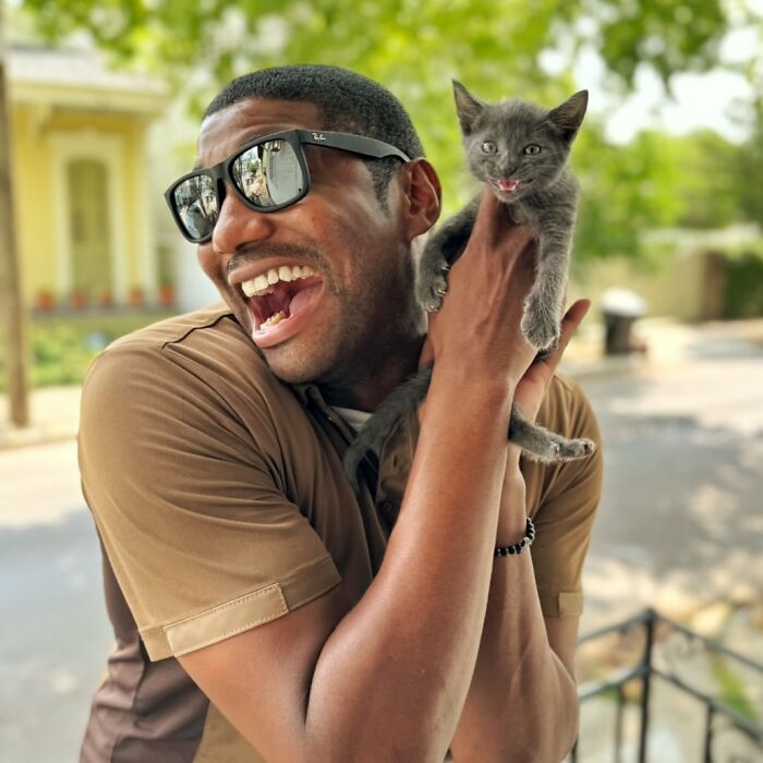 UPS Guy Takes Selfies With All The Neighborhood Dogs While Delivering Parcels (28 New Pics)